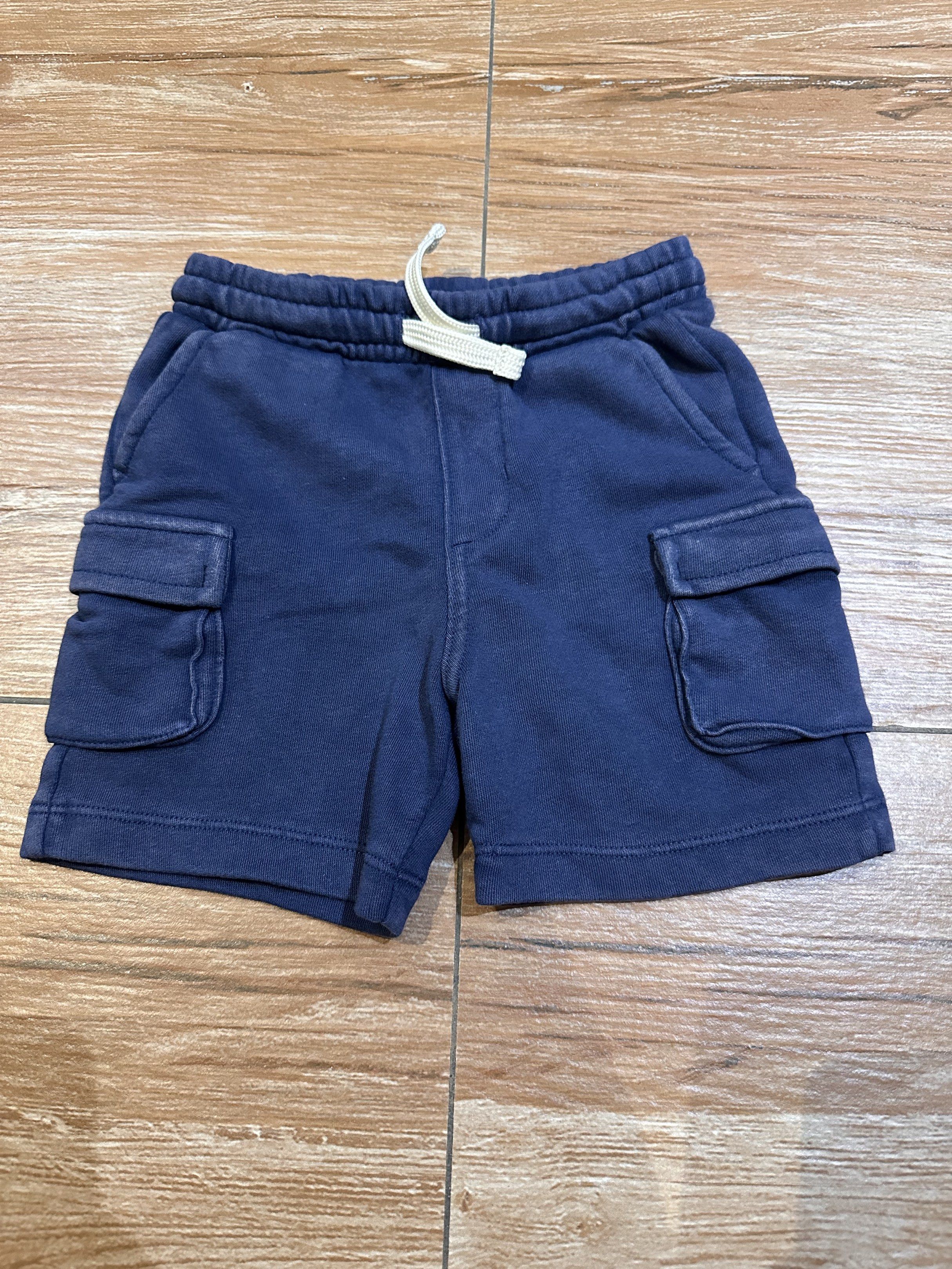 Old Navy Blue Cargo Shorts 18-24M (Category: Babies & Kids Fashion) located in Quezon City. Submitted by jongph (Listing ID 1440912155, Image 1). Description: - Blue Old Navy cargo shorts - Elastic waistband with drawstring - Two side cargo pockets - Made in Vietnam - Great for everyday wear.