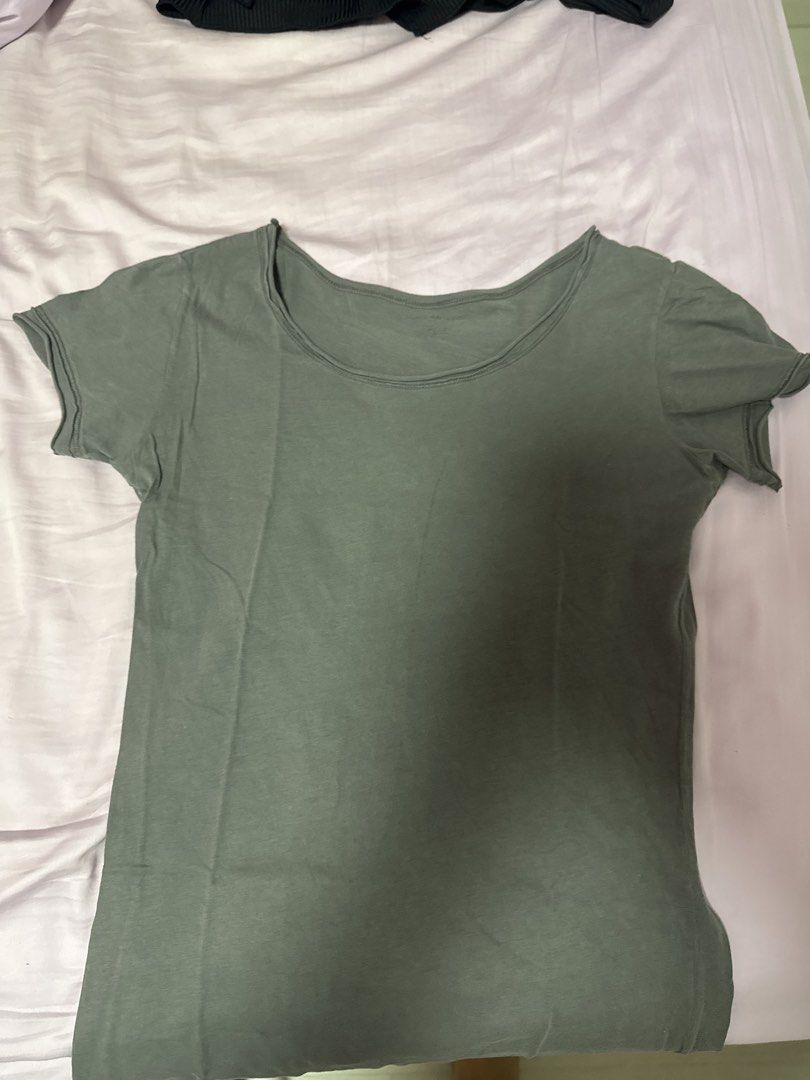 Brandy melville basic tee (Category: Other Tops) located in Singapore. Submitted by monkeyman12345 (Listing ID 1440901114, Image 1). Description: worn it once or twice,got it at $30 .