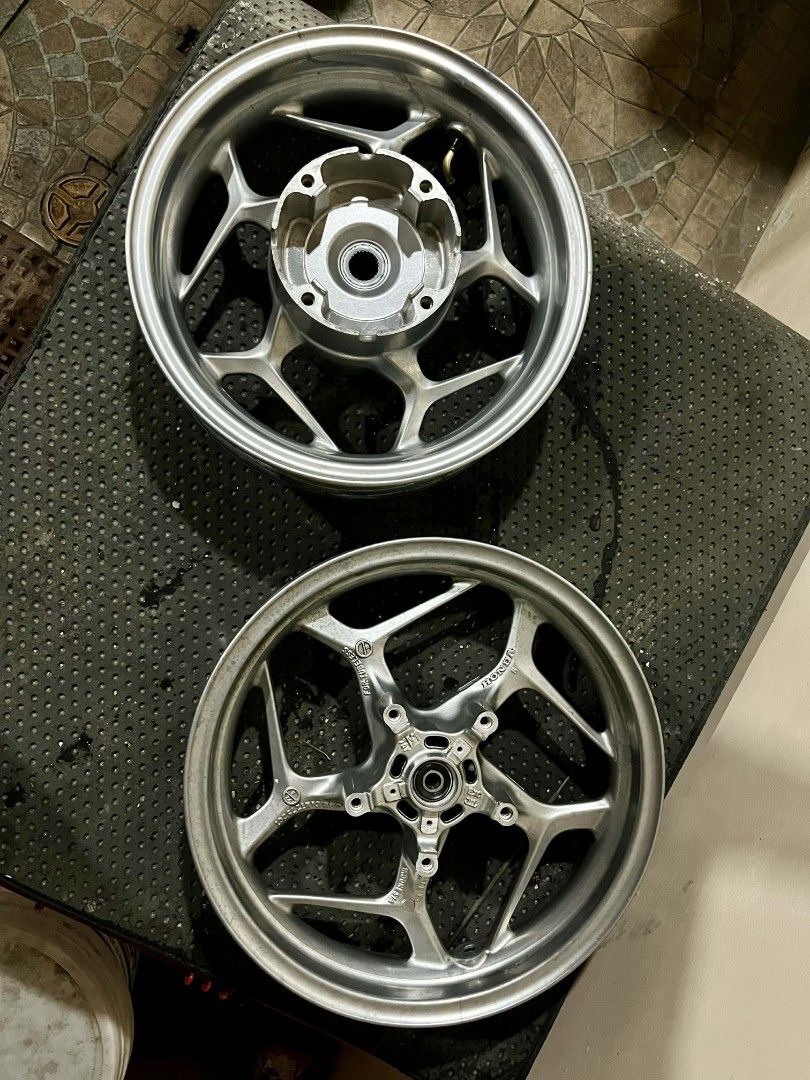 PCX 160 ABS RIM SILVER(POWDER COATEDL (Category: Tires & Rims) located in Rizal. Submitted by rynkrby (Listing ID 1440878413, Image 1). Description: Minor issues Acid rain and maliit na bengkong sa likod isang side lang..