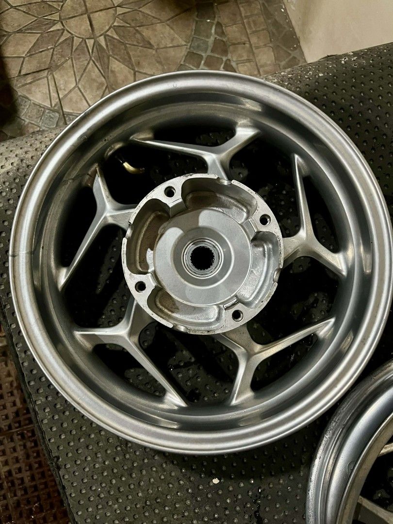 PCX 160 ABS RIM SILVER(POWDER COATEDL (Category: Tires & Rims) located in Rizal. Submitted by rynkrby (Listing ID 1440878413, Image 3). Description: Minor issues Acid rain and maliit na bengkong sa likod isang side lang..