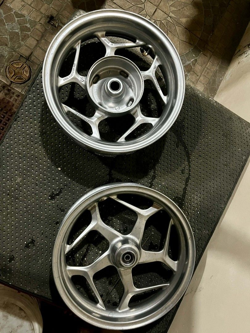 PCX 160 ABS RIM SILVER(POWDER COATEDL (Category: Tires & Rims) located in Rizal. Submitted by rynkrby (Listing ID 1440878413, Image 2). Description: Minor issues Acid rain and maliit na bengkong sa likod isang side lang..