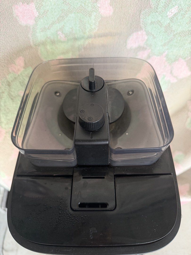 Philips Grind and Brew Coffee Maker (Category: Coffee Machines & Makers) located in Bulacan. Submitted by mysticdeer.6d7f47 (Listing ID 1440947409, Image 2). Description: Philips 2 in 1 Grind and Brew Coffee Maker 220V 10 cups capacity Issue: Missing lid cover for coffee bean. .