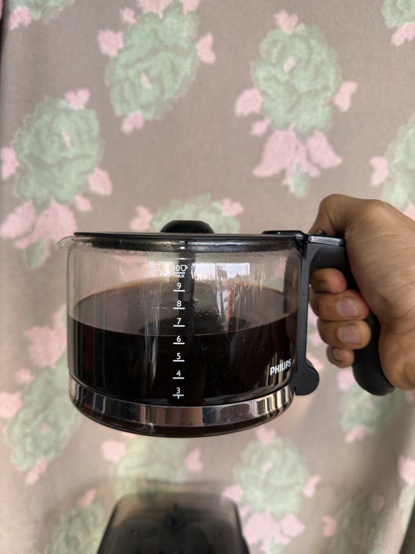 Philips Grind and Brew Coffee Maker (Category: Coffee Machines & Makers) located in Bulacan. Submitted by mysticdeer.6d7f47 (Listing ID 1440947409, Image 3). Description: Philips 2 in 1 Grind and Brew Coffee Maker 220V 10 cups capacity Issue: Missing lid cover for coffee bean. .