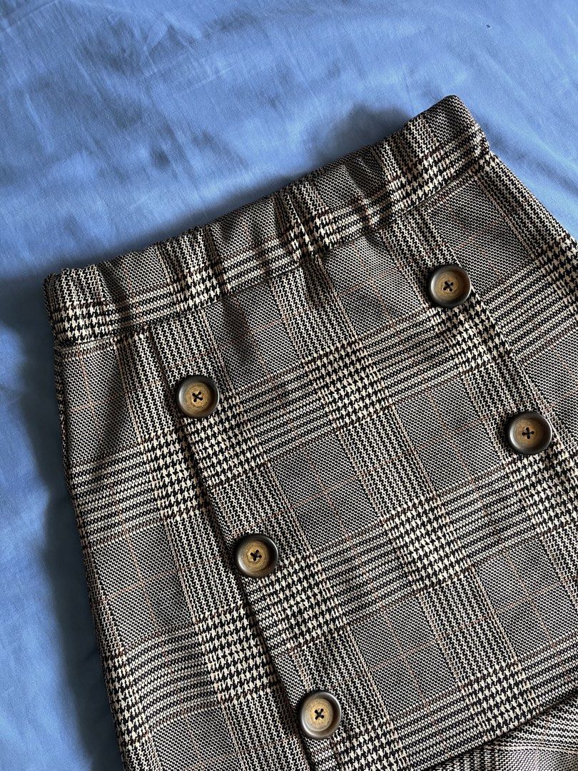 Plaid Ruffle Hem Skirt with Button Detail (Category: Skirts) located in Paranaque City. Submitted by ryanbyt (Listing ID 1440925146, Image 2). Description: Brown Plaid Ruffle Hem Skirt with Button Detail - 10/10 excellent condition Waist: 26-28 Length: 20 Message for inquiries.