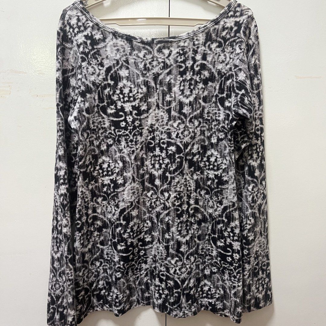 black and white long sleeve top vintage (Category: Longsleeves) located in Paranaque City. Submitted by closetfromyu (Listing ID 1440836188, Image 3). Description: 📍 taguig city mod: jnt or lalamove mop: gcash - buyer will shoulder the shipping fee size: m.