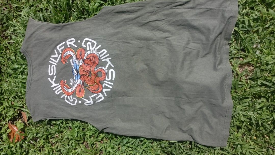 Quiksilver T-shirt Octopus Graphic (Category: Tshirts & Polo Shirts ) located in Kidapawan. Submitted by rawvibe-93 (Listing ID 1440812284, Image 2). Description: - Quiksilver T-shirt - Olive green color - Features a cool octopus graphic on the back - Simple Quiksilver logo on the front - Perfect for casual everyday wear.
