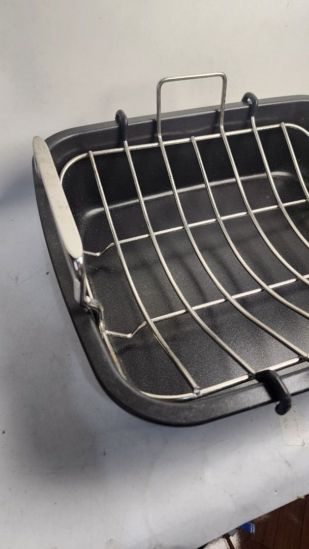 Roasting Pan with Rack for Oven Baking (Category: Bakeware) located in Baguio. Submitted by chiechie1234 (Listing ID 1440772104, Image 2). Description: - Heavy duty roasting pan - Includes removable wire rack for even cooking - Ideal for turkey, chicken, and roasts - Sturdy handles for easy lifting - Perfect for holiday meals and Sunday roasts.