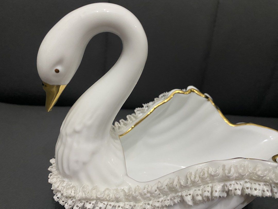royal arden swan deco vase (Category: Vases & Decorative Bowls) located in Dipolog. Submitted by thriftteata (Listing ID 1440911359, Image 3). Description: 8” euc gandaaa.