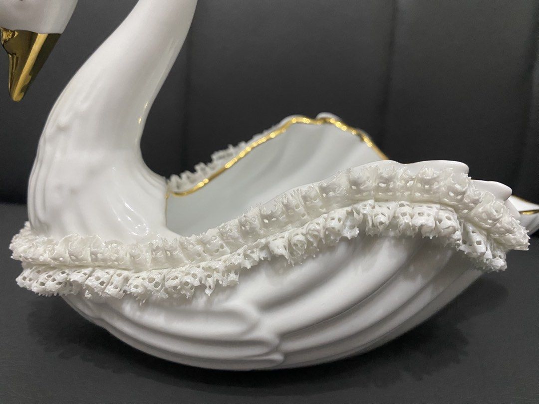 royal arden swan deco vase (Category: Vases & Decorative Bowls) located in Dipolog. Submitted by thriftteata (Listing ID 1440911359, Image 2). Description: 8” euc gandaaa.