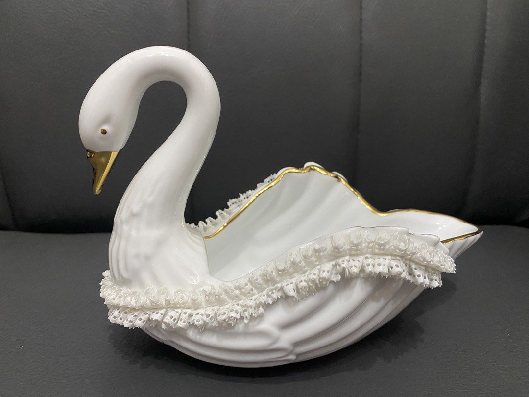 royal arden swan deco vase (Category: Vases & Decorative Bowls) located in Dipolog. Submitted by thriftteata (Listing ID 1440911359, Image 1). Description: 8” euc gandaaa.