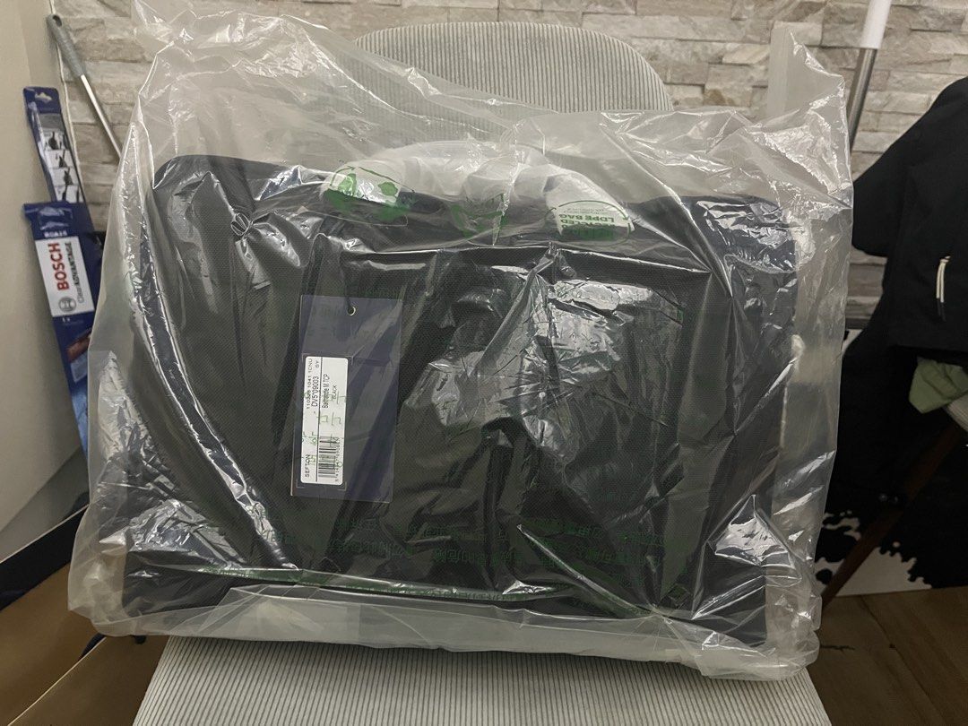 Samsonite Sefton Briefcase 16in (Category: Briefcases) located in Quezon City. Submitted by maynmiguel (Listing ID 1407049474, Image 3). Description: Brand: Samsonite Model: the Sefton Bailhandle Color: Black Laptop size: up to 16in Material: 80% NYLON 20% PU Dimensions: 31.0 x 41.0 x 12.0 cm Volume: 18L - 2 front pockets - dedicated and padded laptop compartment - padded tablet compartment - Brand new, Authentic - Never used, still in packaging 