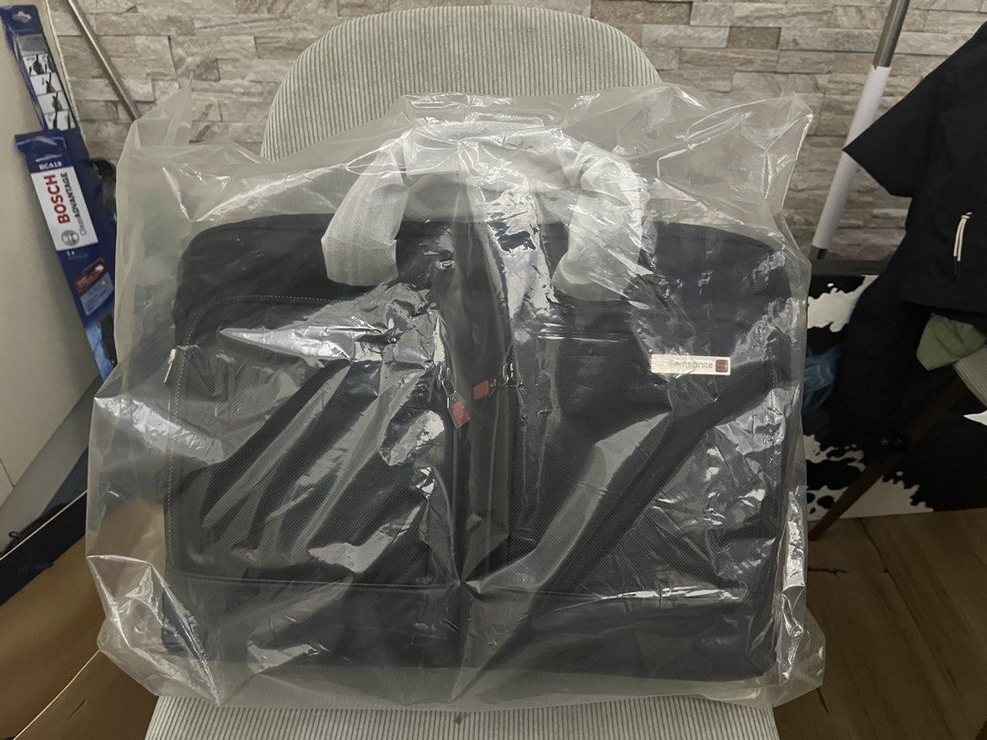 Samsonite Sefton Briefcase 16in (Category: Briefcases) located in Quezon City. Submitted by maynmiguel (Listing ID 1407049474, Image 2). Description: Brand: Samsonite Model: the Sefton Bailhandle Color: Black Laptop size: up to 16in Material: 80% NYLON 20% PU Dimensions: 31.0 x 41.0 x 12.0 cm Volume: 18L - 2 front pockets - dedicated and padded laptop compartment - padded tablet compartment - Brand new, Authentic - Never used, still in packaging 