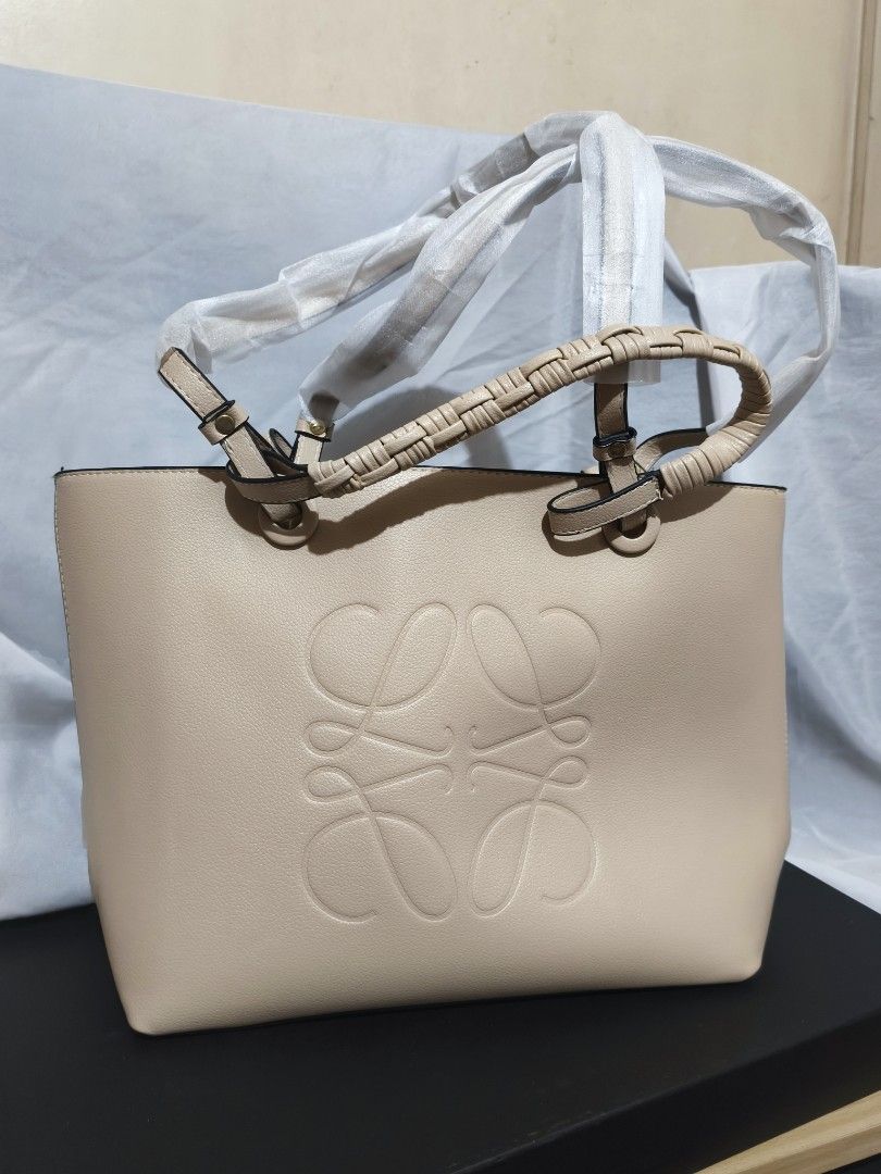 Shoulder Bag (Category: Luxury Bags & Wallets) located in Pasig City. Submitted by fi_sandoval (Listing ID 1440950310, Image 1). Description: Brand new with box ☺️.