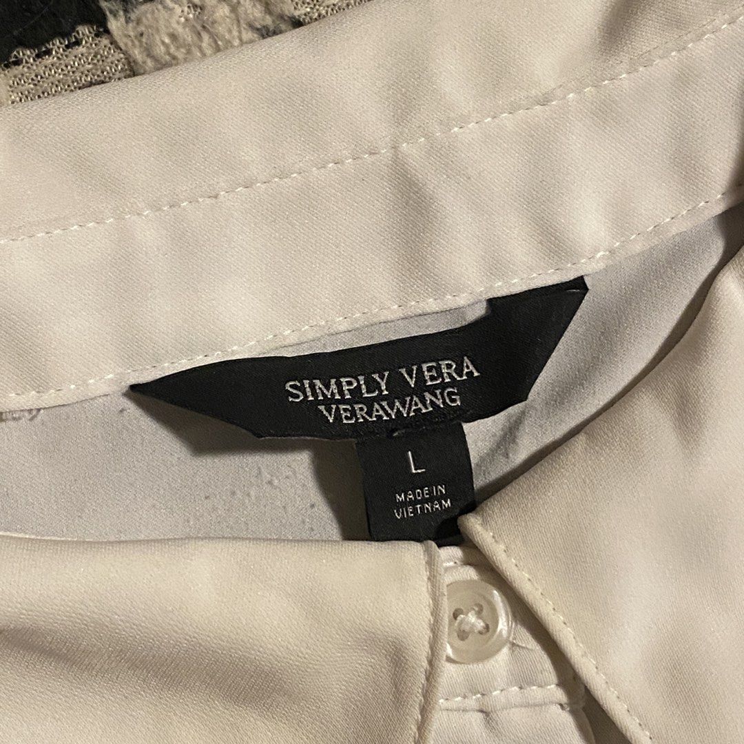 Simply Vera Vera Wang White Sleeveless Button Up Blouse (Category: Blouses) located in Las Pinas. Submitted by tobios (Listing ID 1440904886, Image 2). Description: Check photos for flaws. What you see is what you get. No when worn photos! LOC: Las Piñas, Metro Manila MOP: GCash or GoTyme MOD: J&T or same day delivery (shipping fee shouldered by buyer).