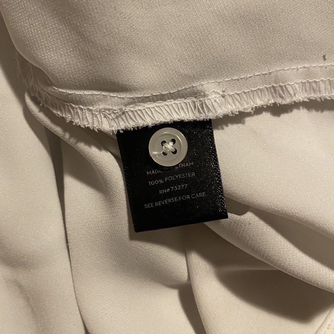Simply Vera Vera Wang White Sleeveless Button Up Blouse (Category: Blouses) located in Las Pinas. Submitted by tobios (Listing ID 1440904886, Image 3). Description: Check photos for flaws. What you see is what you get. No when worn photos! LOC: Las Piñas, Metro Manila MOP: GCash or GoTyme MOD: J&T or same day delivery (shipping fee shouldered by buyer).