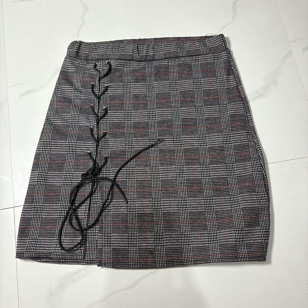 3 Skirts for 250 (Category: Skirts) located in Magalang. Submitted by dclutter_ki (Listing ID 1440933975, Image 3). Description: 3 skirts for 250! Super steal na kasi magaganda ang fabric huhu. Floral deets: Worn twice (linen, thin but not see through fabric) Waist - 24-26 (garterized sa likod and has a slit) Striipe b&w deets: Material is leaning linen and polyester blend (not 100% sure but it’s nice for sure!) Garterized Waist - 22-25 Lace deet