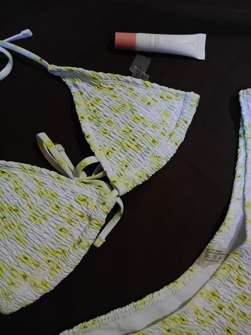 Smocked Floral Bikini Set with Tie Straps (Category: Bikinis & Swimsuits) located in Aroroy. Submitted by cloudspun (Listing ID 1440864536, Image 2). Description: Adjustable tie straps on the top for a perfect fit Condition: 9/10 Unused, na stock lang sa bahay .