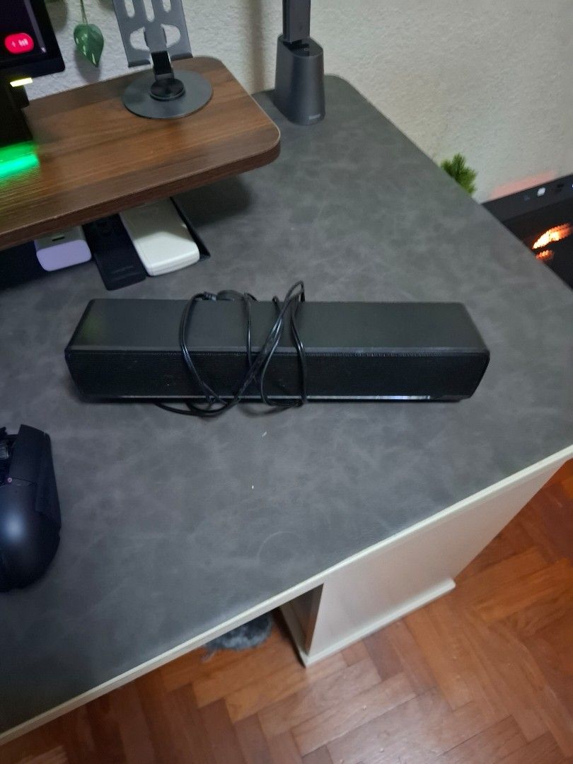 Soundbar speaker (Category: Soundbars, Speakers & Amplifiers) located in Singapore. Submitted by jackson2005 (Listing ID 1440813151, Image 1). Description: A generic and cheap speaker to add to your pc setup.