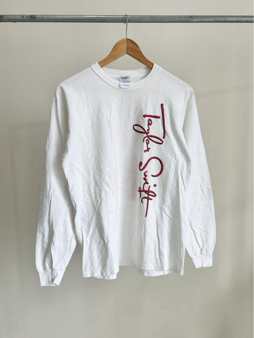 Taylor Swift Speak Now World Tour (Category: Longsleeves) located in Santa Rosa. Submitted by je.declutters (Listing ID 1440796163, Image 1). Description: 2011 Taylor Swift Speak Now World Tour Size Medium Men’s / Women’s Large 9/10 condition, very minimal print damage 19.5 inches pit to pit 25.5 inches length.