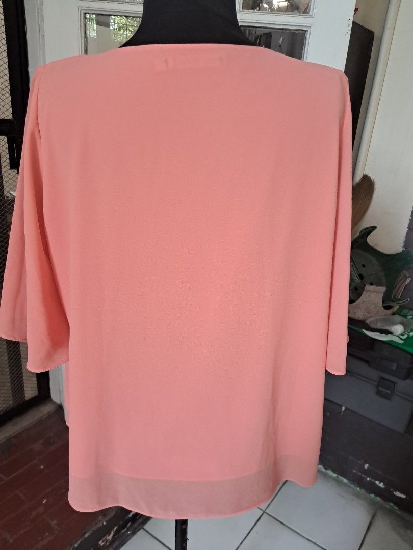 Tops (Category: Blouses) located in Manila. Submitted by cherrytreasures (Listing ID 1440838197, Image 3). Description: shoulder 39cm., lenght 63cm. pwede po meet up or shipping.