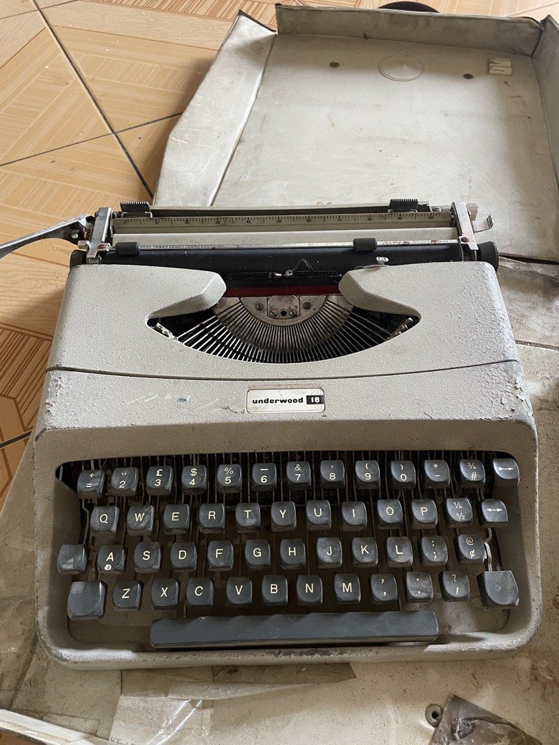 Underwood 18 Typewriter with Case (Category: Office & Business Technology) located in Manila. Submitted by elsy_disco (Listing ID 1440934182, Image 2). Description: - Vintage Underwood 18 typewriter - Needs cleaning, pm for video - Includes original case - Ideal for collectors and vintage item lovers - Ready for a new home.