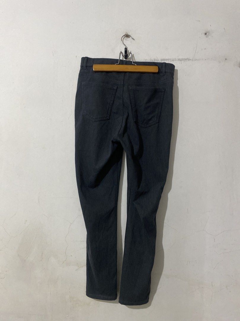 Uniqlo HEATTECH Pants Size L Dark Grey (Category: Jeans) located in Cainta. Submitted by narraveranda (Listing ID 1440829674, Image 2). Description: - Uniqlo HEATTECH Pants - Color: Dark Grey - Size: L - Waist: 30-31 inches - Material: Polyester, Spandex, Cotton, Acrylic blend - Origin: Made in Vietnam - Features: Excellent warmth, comfortable fit.