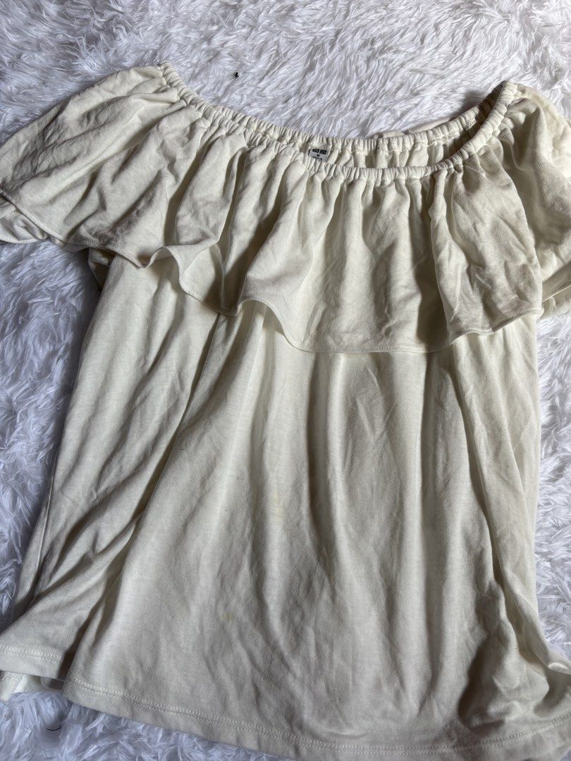 Uniqlo Off-Shoulder Ruffle Top Size M (Category: Blouses) located in Baguio. Submitted by cosmogyralfinds (Listing ID 1440786938, Image 2). Description: - Uniqlo cream off-shoulder top - Size: Medium (M) - Features a ruffle detail across the chest - Elasticated neckline for a comfortable fit - Short sleeves - Easy to style for casual or dressy occasions.