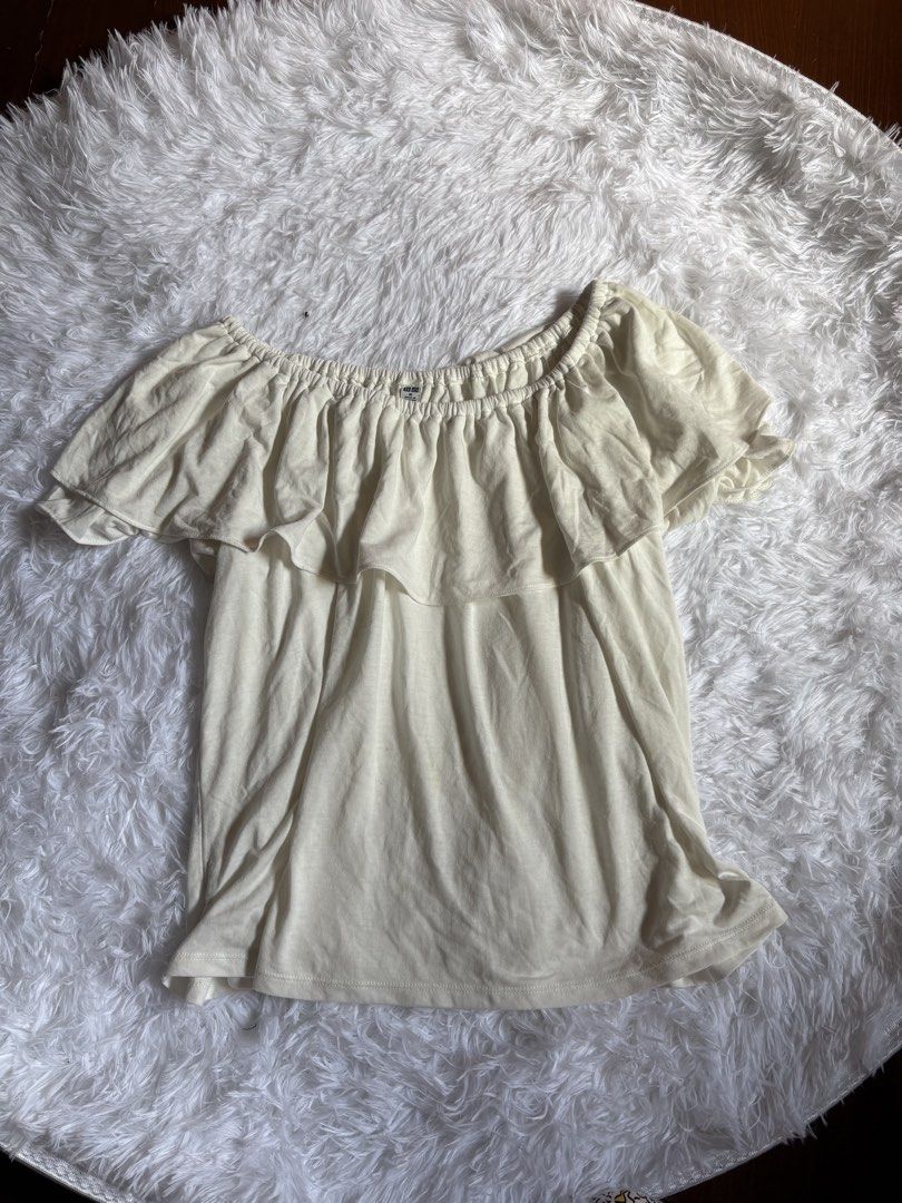 Uniqlo Off-Shoulder Ruffle Top Size M (Category: Blouses) located in Baguio. Submitted by cosmogyralfinds (Listing ID 1440786938, Image 1). Description: - Uniqlo cream off-shoulder top - Size: Medium (M) - Features a ruffle detail across the chest - Elasticated neckline for a comfortable fit - Short sleeves - Easy to style for casual or dressy occasions.