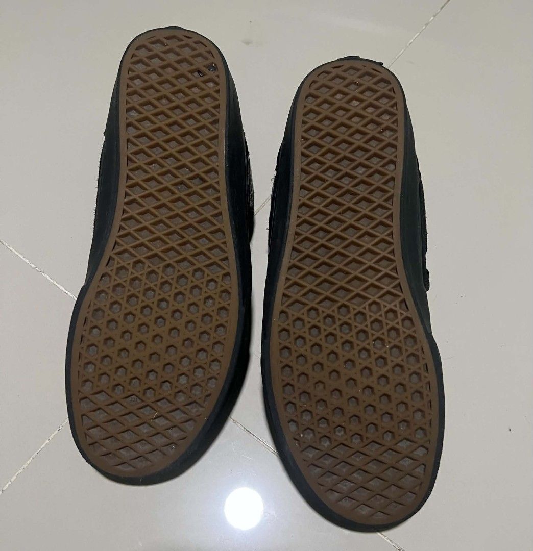 Vans Half Cab Pro Black Suede Skateboard Shoes (Category: Sneakers) located in San Jose del Monte. Submitted by macre29 (Listing ID 1440843561, Image 2). Description: - Brand: Vans - Model: Half Cab Pro - Color: Black - Material: Suede - Size: US Men 10 - Type: Professional Skateboard Shoes - Ideal for: Skating and casual wear.
