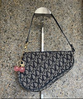(Category: ) located in . Submitted by closetgc.clothingshop (Listing ID 1440783508, Image 1). Description: .