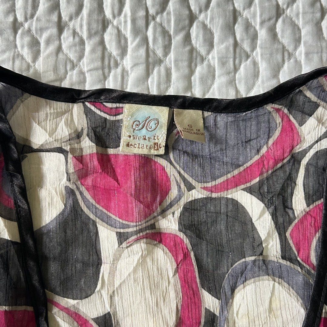 Vintage Geometric Print Tie-Waist (Category: Longsleeves) located in Manila. Submitted by la.vida.vtg (Listing ID 1440896476, Image 3). Description: .