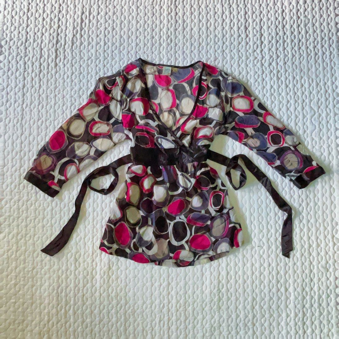 Vintage Geometric Print Tie-Waist (Category: Longsleeves) located in Manila. Submitted by la.vida.vtg (Listing ID 1440896476, Image 1). Description: .
