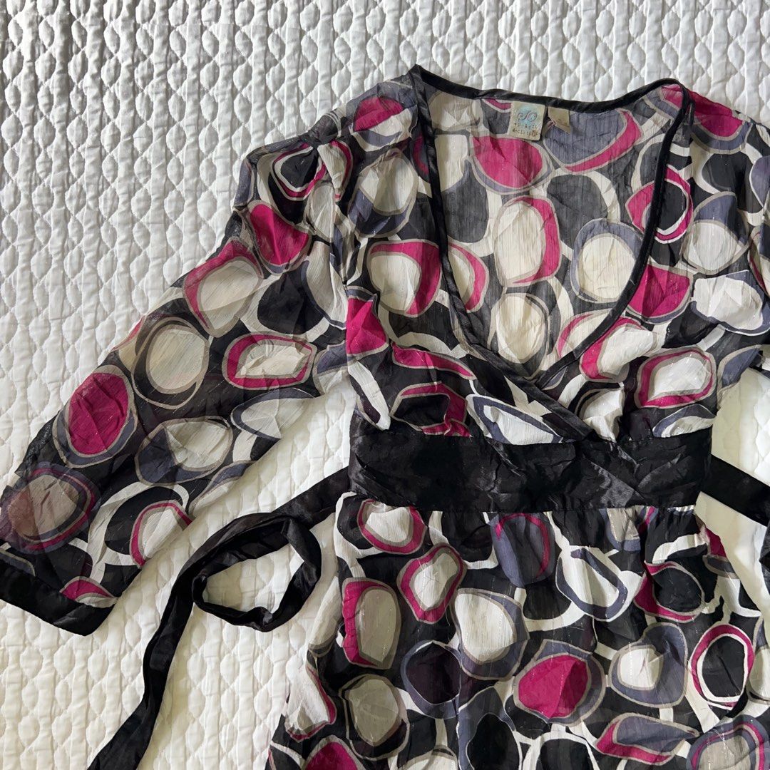 Vintage Geometric Print Tie-Waist (Category: Longsleeves) located in Manila. Submitted by la.vida.vtg (Listing ID 1440896476, Image 2). Description: .