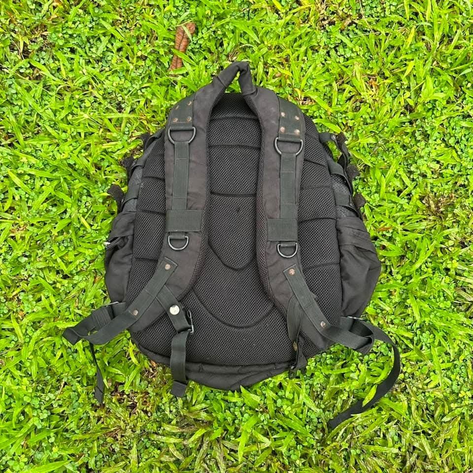 vintage oakley bagpack (Category: Backpacks) located in Zamboanga. Submitted by _oliverbmth (Listing ID 1440774954, Image 2). Description: want to sell‼️‼️‼️ vintage oakley backpack excellent condition 2200 ship pm📩.