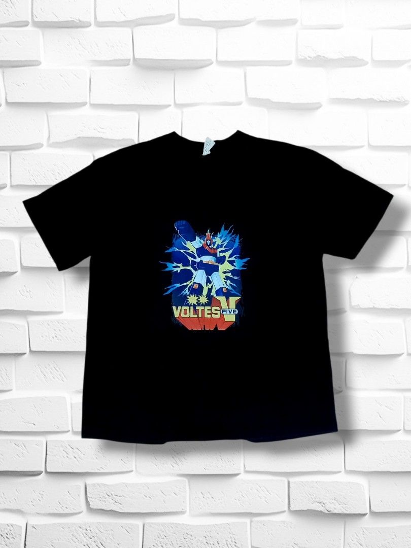 Voltes V Black T-shirt I Tee (Category: Tshirts & Polo Shirts ) located in Aguinaldo. Submitted by baguioukayukay2600 (Listing ID 1440793314, Image 1). Description: - Black t-shirt with iconic Voltes V robot graphic - Features a striking blue and yellow lightning effect - Comfortable fit for everyday wear - Ideal for fans of the classic anime.