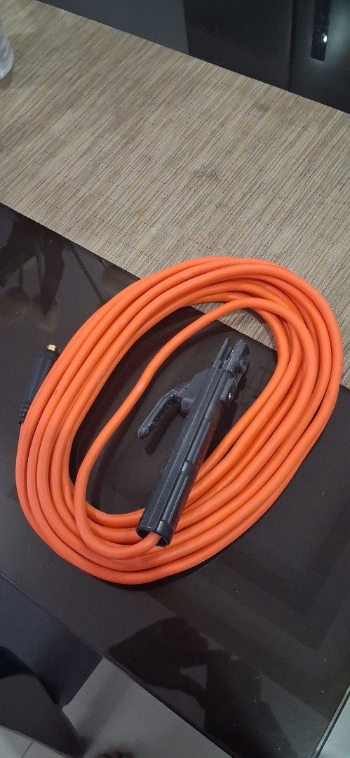 Welding Cable 10metrs (Category: Construction Tools & Equipment) located in San Leonardo. Submitted by anthony14364 (Listing ID 1440766061, Image 3). Description: ✔️ Makapal at de-kalidad na welding cable ✔️ 10 meters haba – mas malawak ang galaw habang nagwe-welding ✔️ Flexible at madaling i-manage kahit sa masisikip na lugar ✔️ Matibay ang insulation para sa dagdag na proteksyon at mas mahabang buhay ng kable ✔️ Kayang humawak ng mataas na weld
