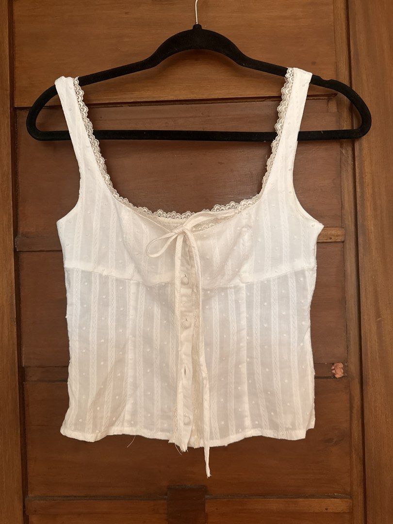 White Lace Trim Corset Style Top (Category: Others Tops) located in Quezon City. Submitted by closettfinds (Listing ID 1440894993, Image 2). Description: Has a missing button but can be stitched up.
