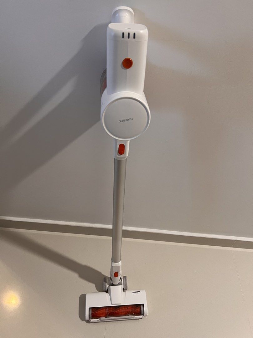 Xiaomi Vacuum Cleaner G20 Lite (Category: Vacuum Cleaner & Housekeeping) located in Singapore. Submitted by nnn1006 (Listing ID 1440873689, Image 2). Description: - Pre-loved Xiaomi cordless stick vacuum cleaner - Colour: White - Includes: Main unit and floor head - Condition: Excellent, ready for new home - Ideal for quick cleanups and everyday use.