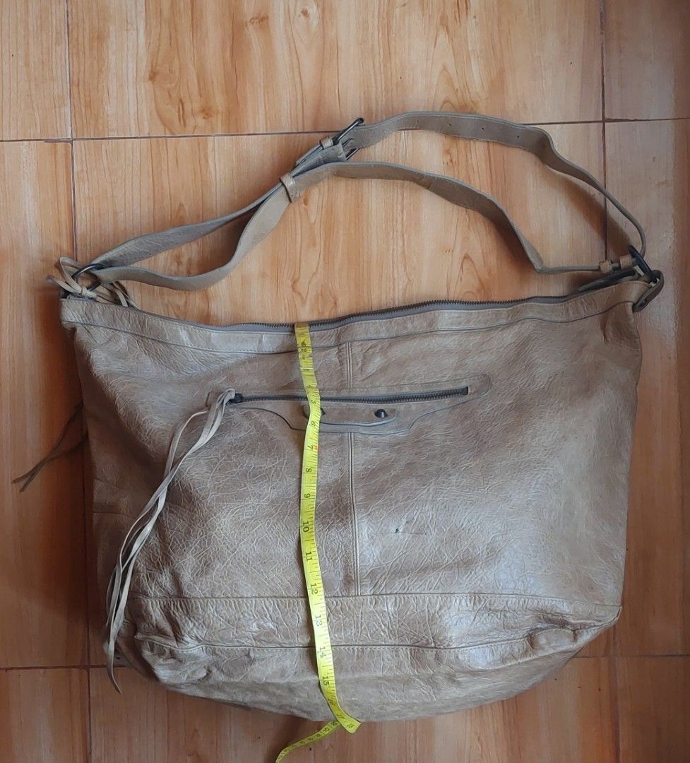 XL Leather Hobo Shoulder Bag (Category: Luxury Bags & Wallets) located in Davao. Submitted by wengbagstuff (Listing ID 1440885299, Image 3). Description: 🍀 XL size 🍀 Papyrus leather 🍀 w/ stain on the leather (side part) 🍀 inspired from Luxury brand that embodies elegance & bold statement when worn 🍀 riri underzip 🍀 adjustable strap.