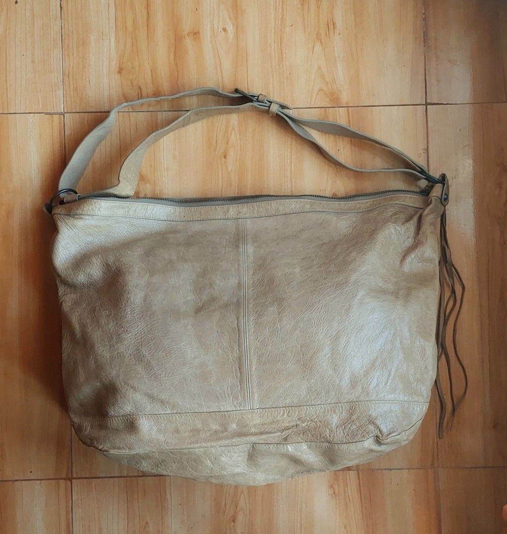 XL Leather Hobo Shoulder Bag (Category: Luxury Bags & Wallets) located in Davao. Submitted by wengbagstuff (Listing ID 1440885299, Image 2). Description: 🍀 XL size 🍀 Papyrus leather 🍀 w/ stain on the leather (side part) 🍀 inspired from Luxury brand that embodies elegance & bold statement when worn 🍀 riri underzip 🍀 adjustable strap.