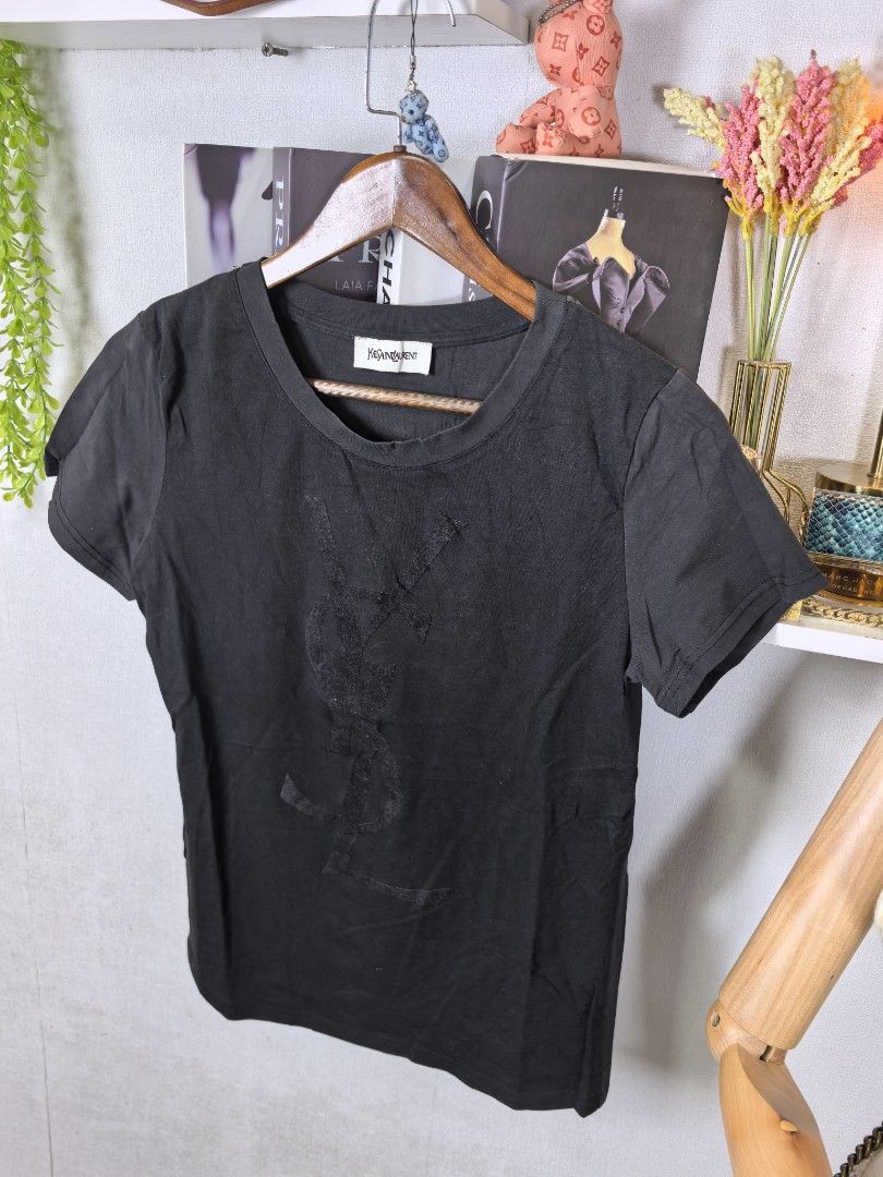 YSL big logo Saint Laurent Yves (Category: Luxury Apparel) located in Baguio. Submitted by ashzachary (Listing ID 1440905239, Image 3). Description: YSL saint laurent Yves big logo Condition :Excellent condition Color rate 10/10 Size : small Inches:W17. 5/L24 No issues No flaws Super ganda sa personal Pm. More details Good quality Plsss 📌No Bogus 📌No return MOP What you see is what you get PALAWAN, CEBUNA GCASH AND BDO Reminder😊 We're selling 