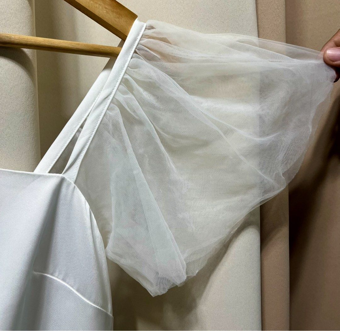 ZYHT White Dress (Category: Dresses) located in Bulacan. Submitted by ishrm (Listing ID 1440886579, Image 3). Description: Medium Length - 36in Bust - 16.5in Waist 14in Hip - 18in MOP: GCash (Payment first) MOD: J&T only ps. once used in my graduation.