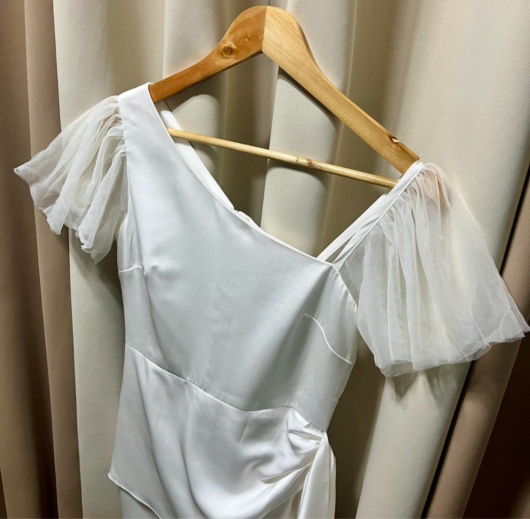 ZYHT White Dress (Category: Dresses) located in Bulacan. Submitted by ishrm (Listing ID 1440886579, Image 2). Description: Medium Length - 36in Bust - 16.5in Waist 14in Hip - 18in MOP: GCash (Payment first) MOD: J&T only ps. once used in my graduation.