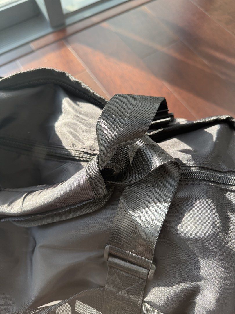 Active Bag (Category: Activewear) located in Makati City. Submitted by preloveditems_8 (Listing ID 1441040401, Image 2). Description: .