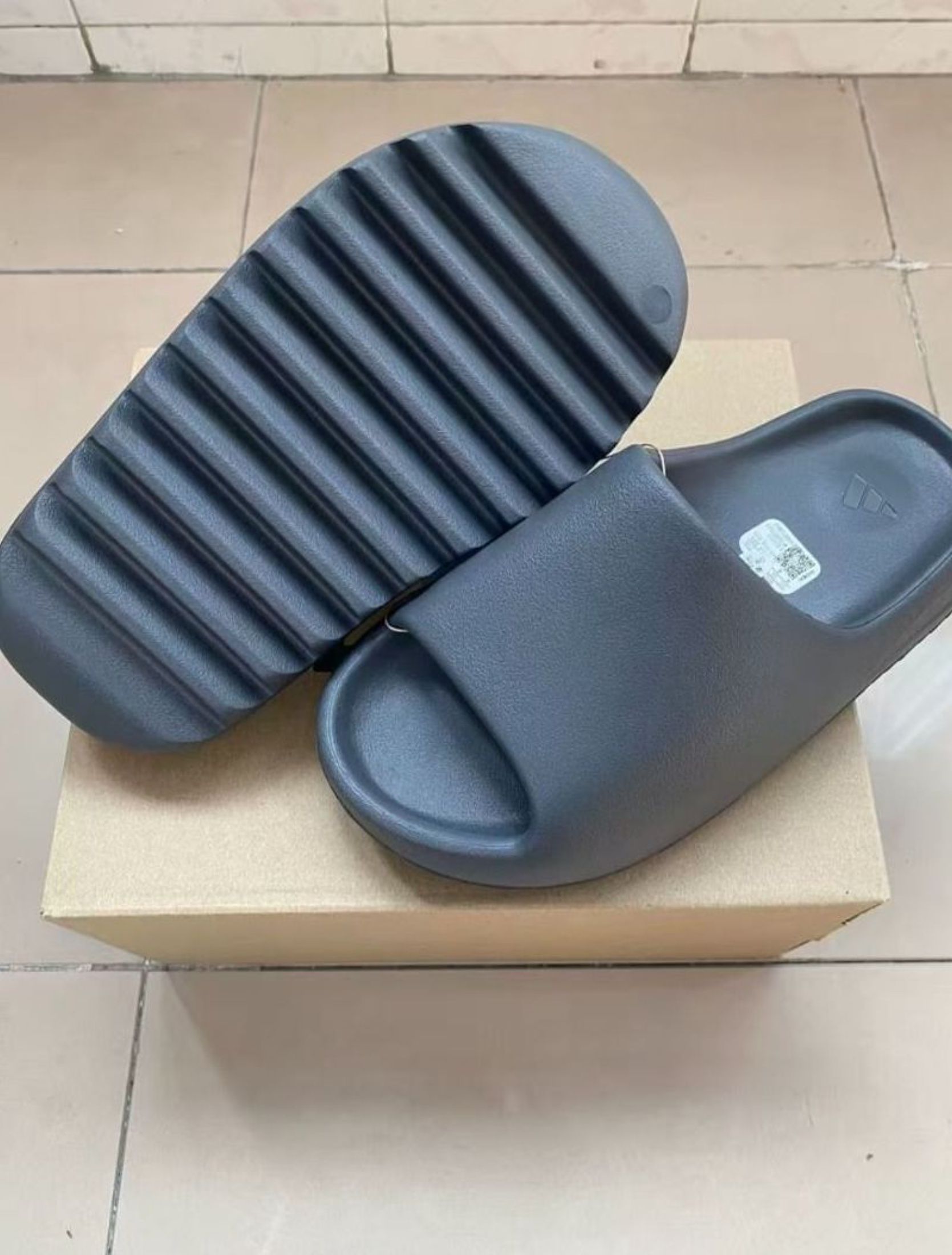 adidas originals Yeezy Slide EVA Slippers Dark Grey (Category: Sneakers) located in Singapore. Submitted by livefishxxd (Listing ID 1440964665, Image 3). Description: 🏆 Popular Adidas! adidas originals Yeezy Slide EVA Slippers Dark Grey 💯 Brand new quality 🚀 Free shipping via J&T/Ninja Van 💰 Cash on delivery — pay the driver 📸 3-day photo confirmation 🛡️ Buyer Protection Chat me for sizes 📏.