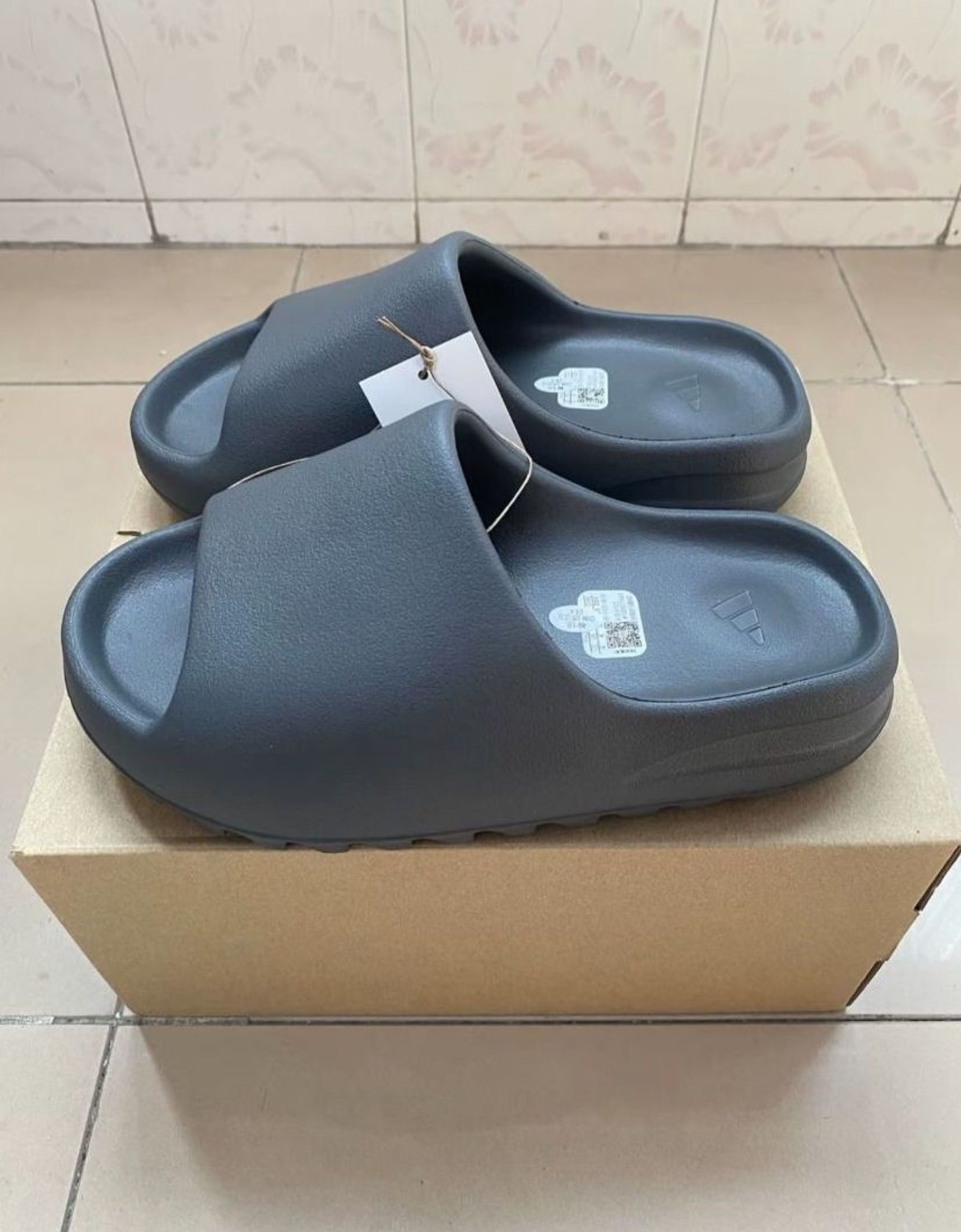 adidas originals Yeezy Slide EVA Slippers Dark Grey (Category: Sneakers) located in Singapore. Submitted by livefishxxd (Listing ID 1440964665, Image 1). Description: 🏆 Popular Adidas! adidas originals Yeezy Slide EVA Slippers Dark Grey 💯 Brand new quality 🚀 Free shipping via J&T/Ninja Van 💰 Cash on delivery — pay the driver 📸 3-day photo confirmation 🛡️ Buyer Protection Chat me for sizes 📏.