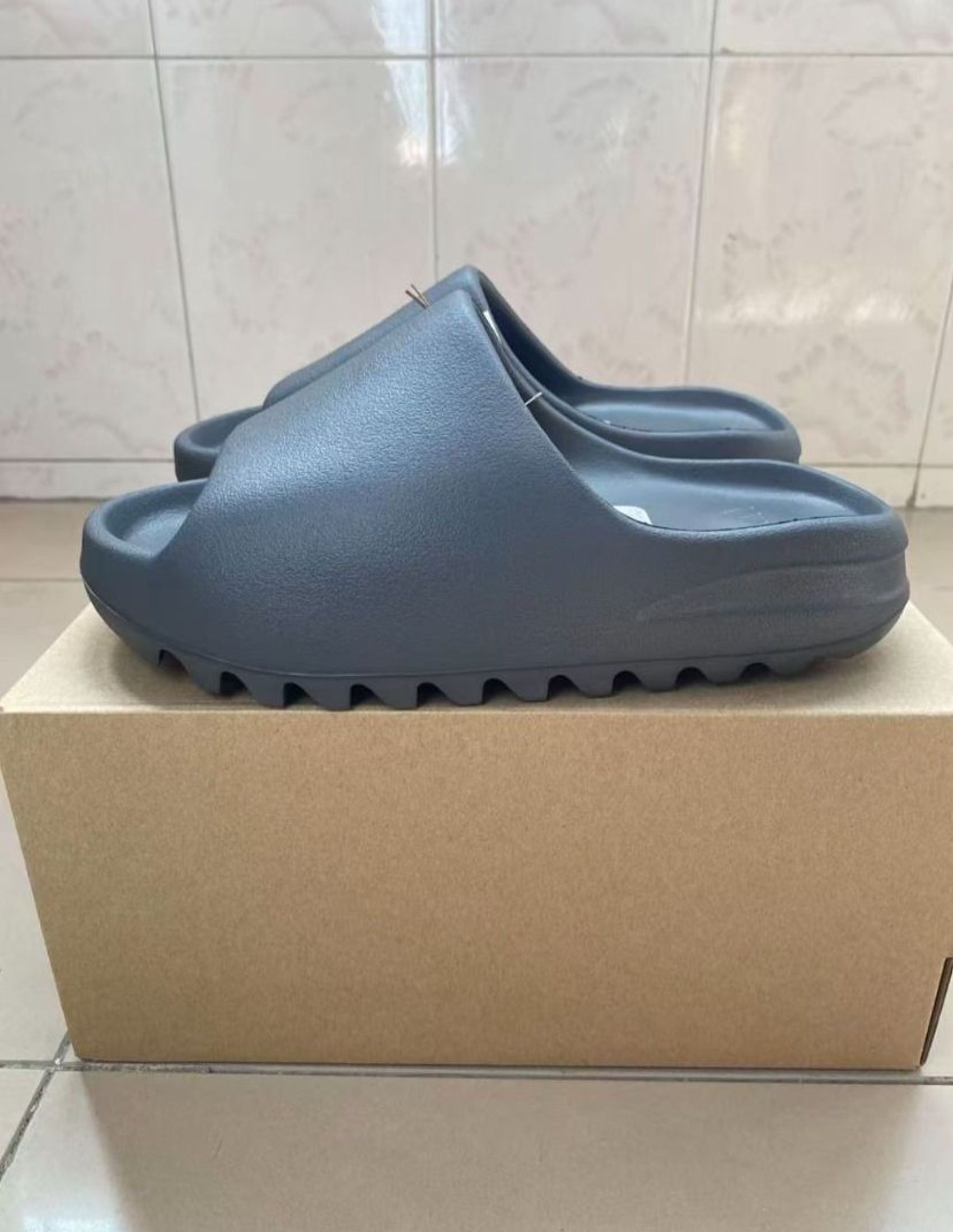 adidas originals Yeezy Slide EVA Slippers Dark Grey (Category: Sneakers) located in Singapore. Submitted by livefishxxd (Listing ID 1440964665, Image 2). Description: 🏆 Popular Adidas! adidas originals Yeezy Slide EVA Slippers Dark Grey 💯 Brand new quality 🚀 Free shipping via J&T/Ninja Van 💰 Cash on delivery — pay the driver 📸 3-day photo confirmation 🛡️ Buyer Protection Chat me for sizes 📏.