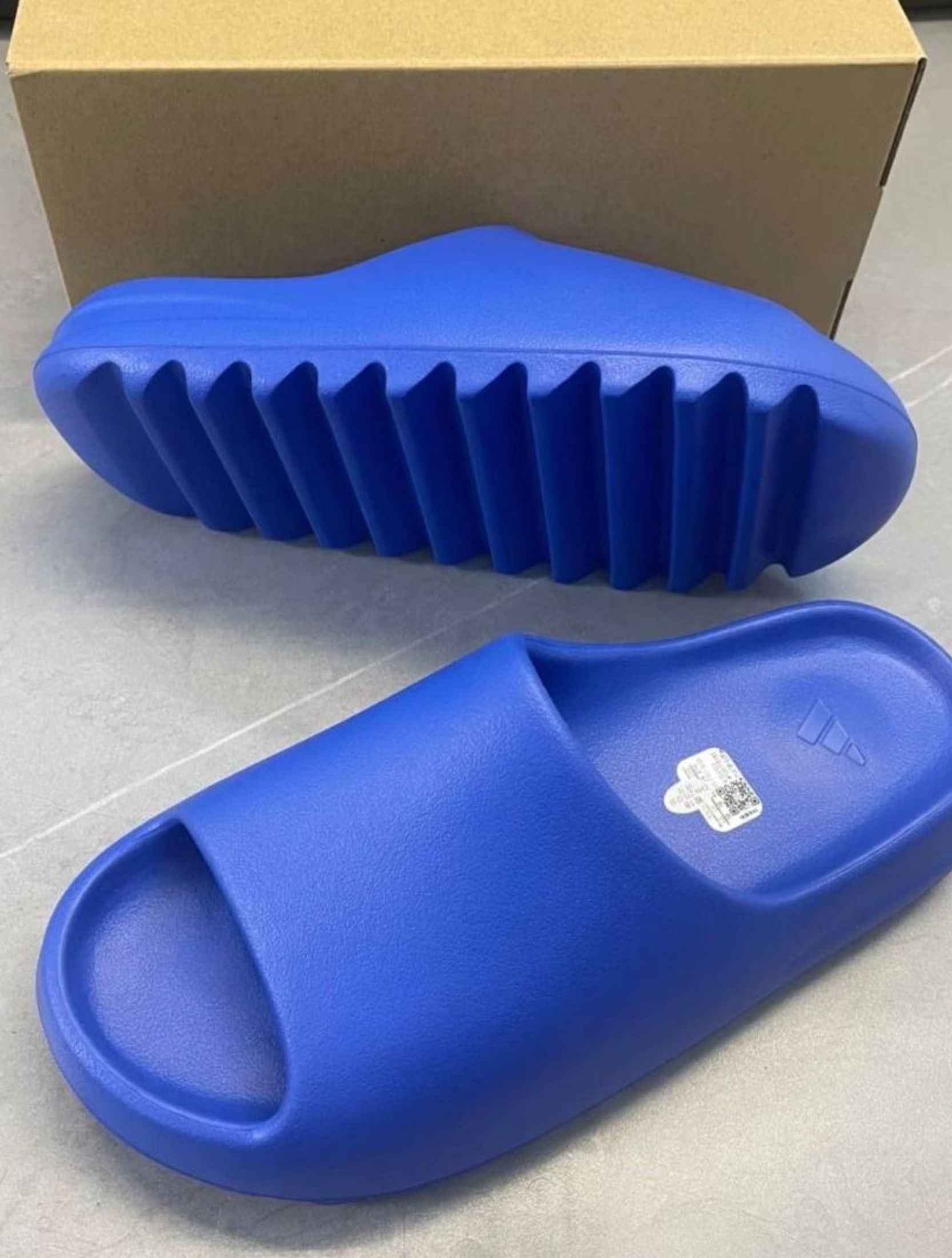 adidas originals Yeezy Slide Trendy EVA Slippers Blue (Category: Sneakers) located in Singapore. Submitted by oemightyhorse (Listing ID 1441016035, Image 3). Description: —— NEW ARRIVAL —— Adidas adidas originals Yeezy Slide Trendy EVA Slippers Blue New · Free Ship · COD 3-Day Confirm · Chat for Sizes.