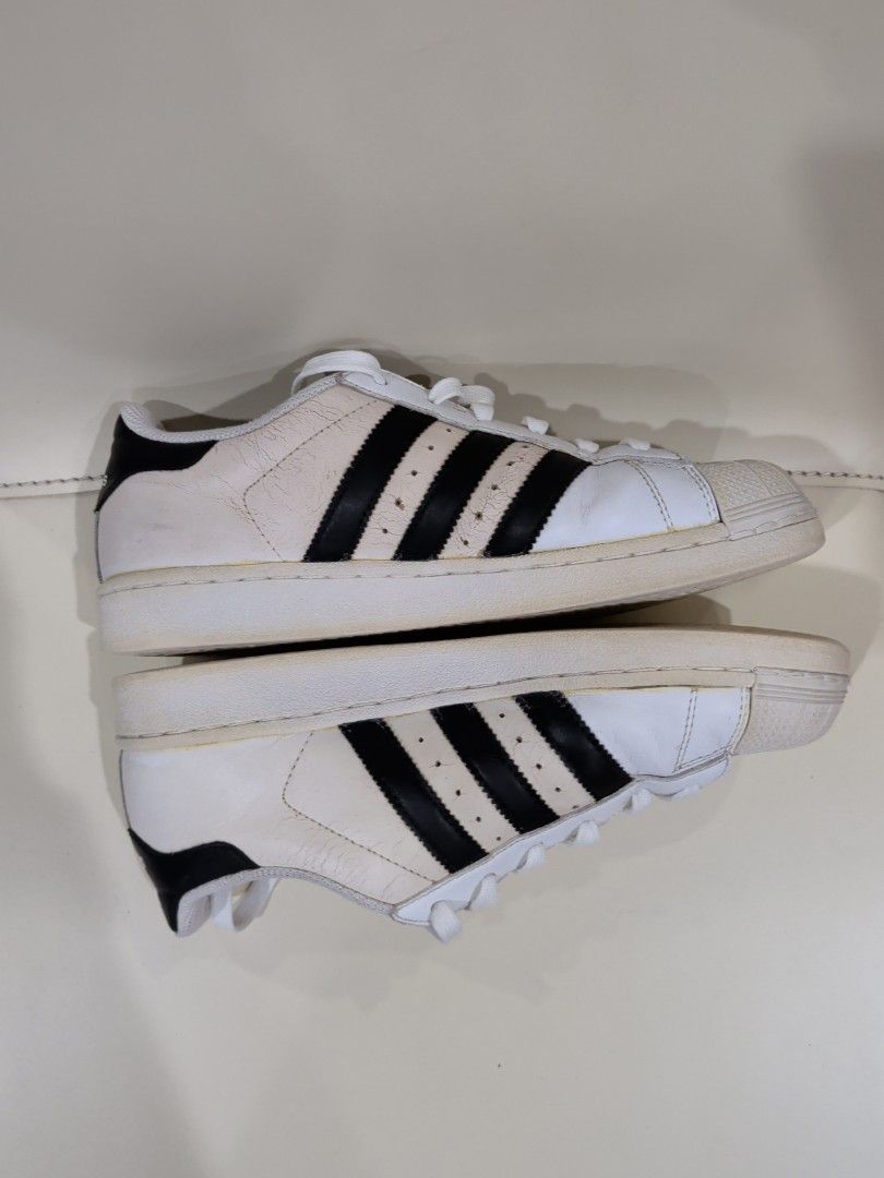 adidas Superstar (US Men 6.5 | White) (Category: Sneakers) located in Quezon City. Submitted by andybanson (Listing ID 1391312476, Image 3). Description: Back in the day they were the go-to basketball low top. Today they're a streetwear icon. These shoes celebrate 50 years of the adidas Superstar. From the classic shell toe to the serrated 3-Stripes, this anniversary edition honours an unmistakable adidas design. Built on a comfortable rubber cup