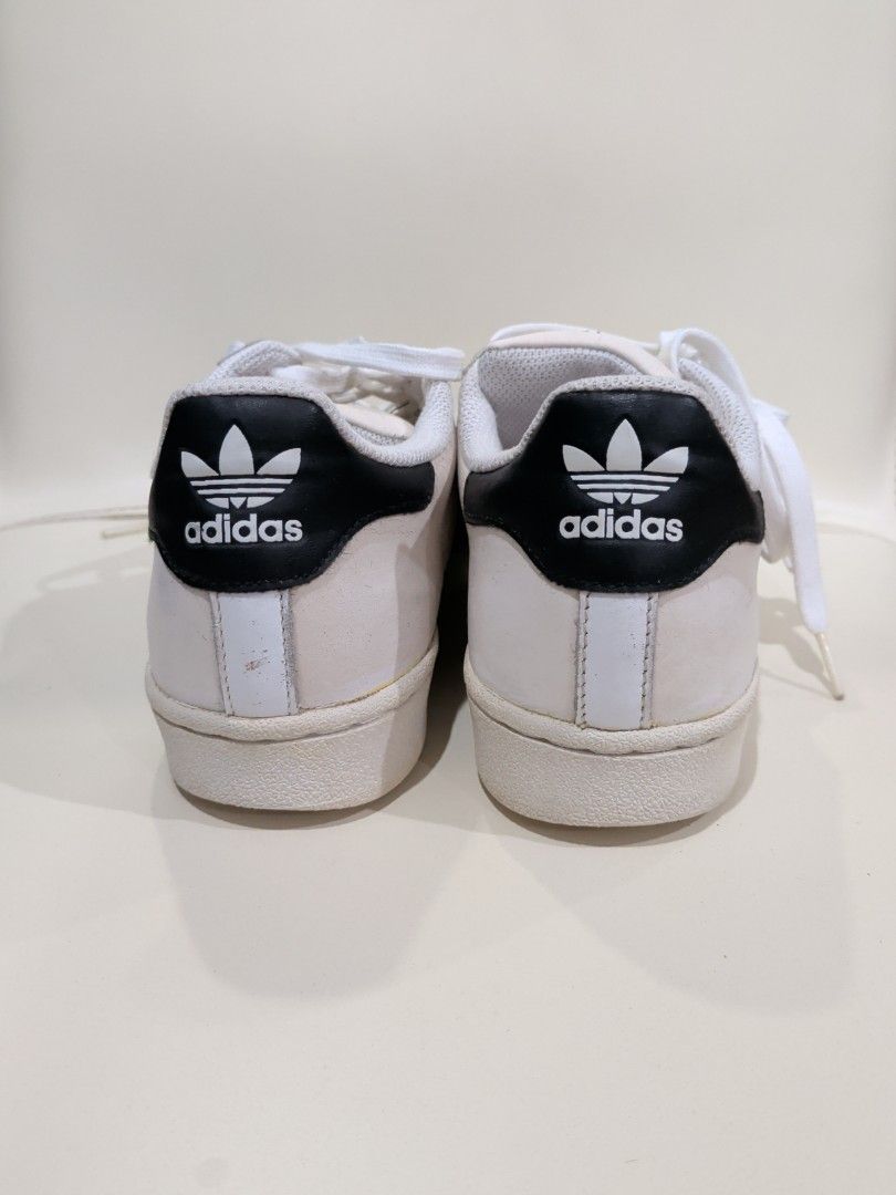 adidas Superstar (US Men 6.5 | White) (Category: Sneakers) located in Quezon City. Submitted by andybanson (Listing ID 1391312476, Image 2). Description: Back in the day they were the go-to basketball low top. Today they're a streetwear icon. These shoes celebrate 50 years of the adidas Superstar. From the classic shell toe to the serrated 3-Stripes, this anniversary edition honours an unmistakable adidas design. Built on a comfortable rubber cup